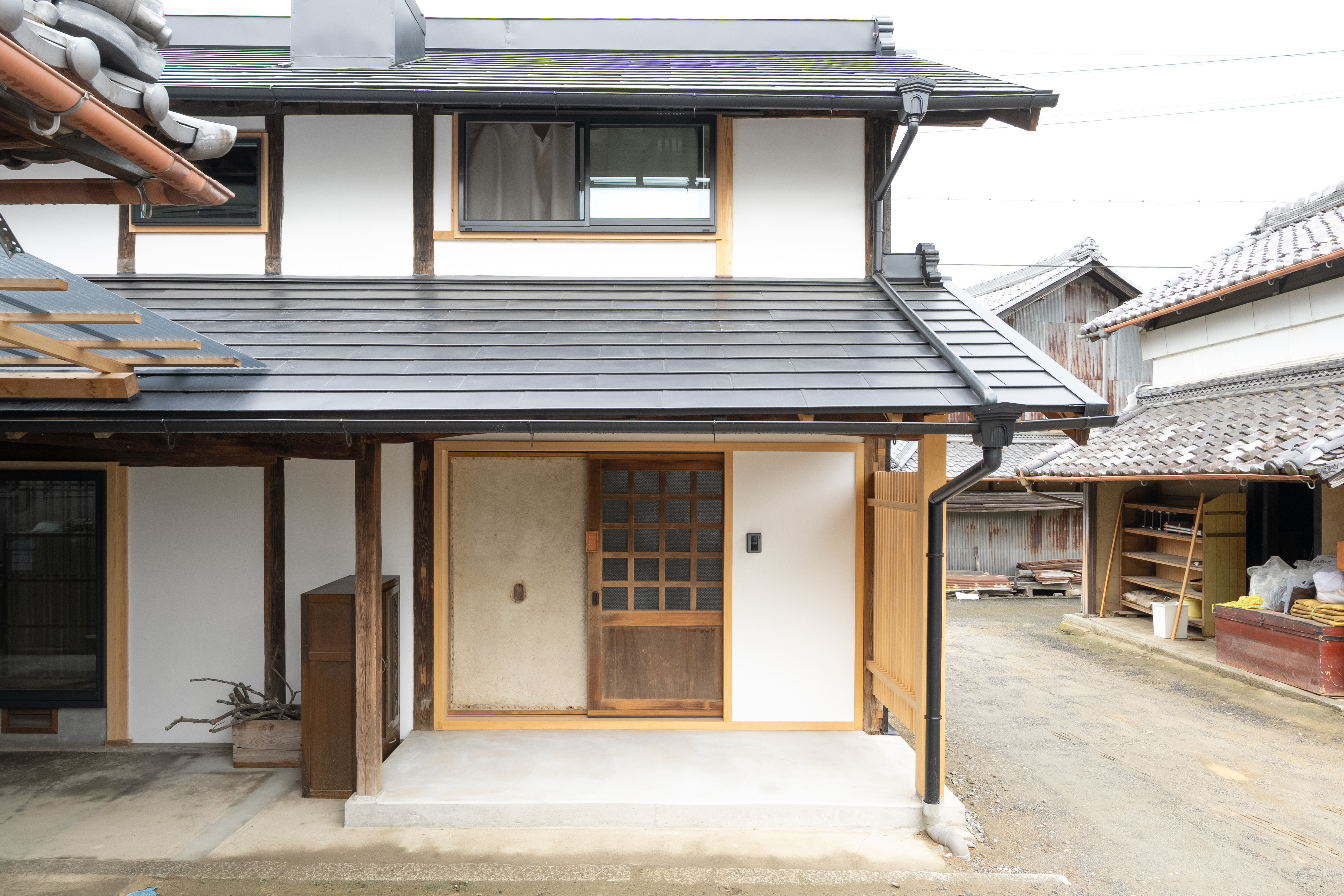 倉庫から生まれた、を薪ストーブが揺らぎ、古家具が呼吸する。吹き抜けが心地よい「温もりの家」。01