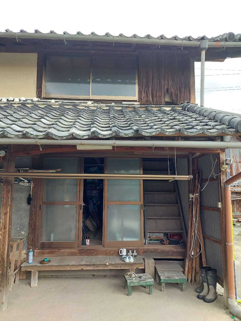 倉庫から生まれた、を薪ストーブが揺らぎ、古家具が呼吸する。吹き抜けが心地よい「温もりの家」。施工前01