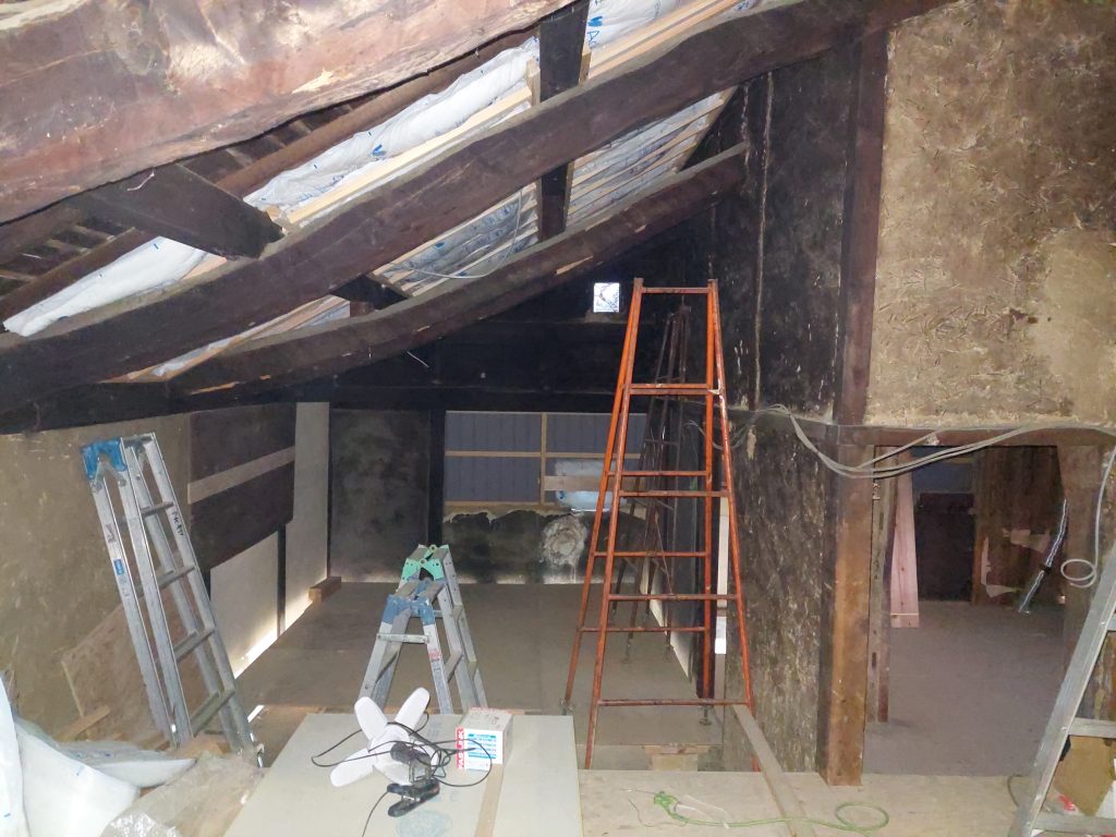 button-only@2x 高い場所で、丁寧に重ねる断熱と杉板（T様邸）