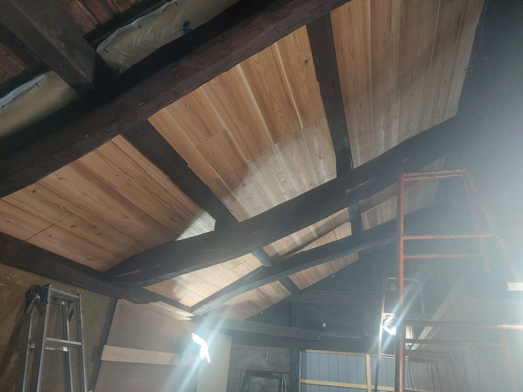 button-only@2x 高い場所で、丁寧に重ねる断熱と杉板（T様邸）