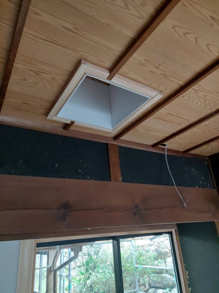 button-only@2x 薪ストーブのための煙突下地工事