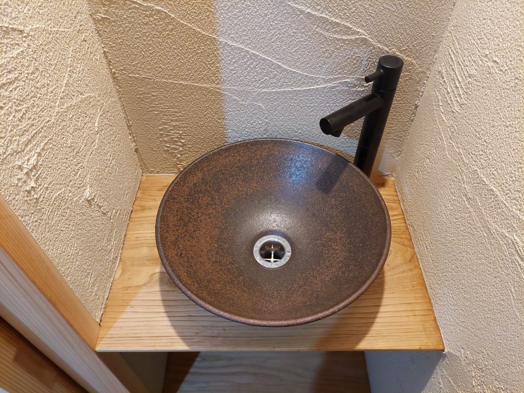 button-only@2x ほっと落ち着く空間に。こだわりを詰め込んだトイレの手洗いカウンター