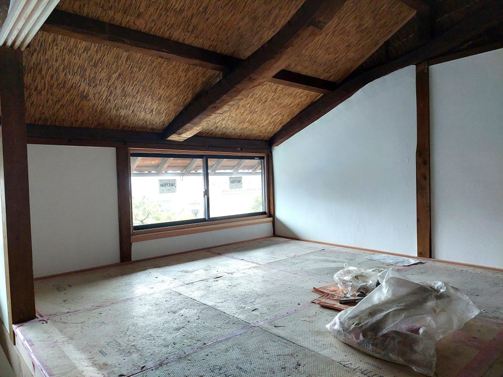 button-only@2x 新旧の木が優しく調和する、真っ白な漆喰に囲まれた明るい2階空間